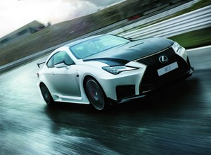 To jedno z ostatnich takich aut na rynku. Lexus prezentuje odświeżony model RC F