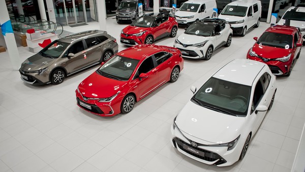 Ile trzeba czekać na nowe auto z salonu? Sprawdziliśmy i... można się zdziwić