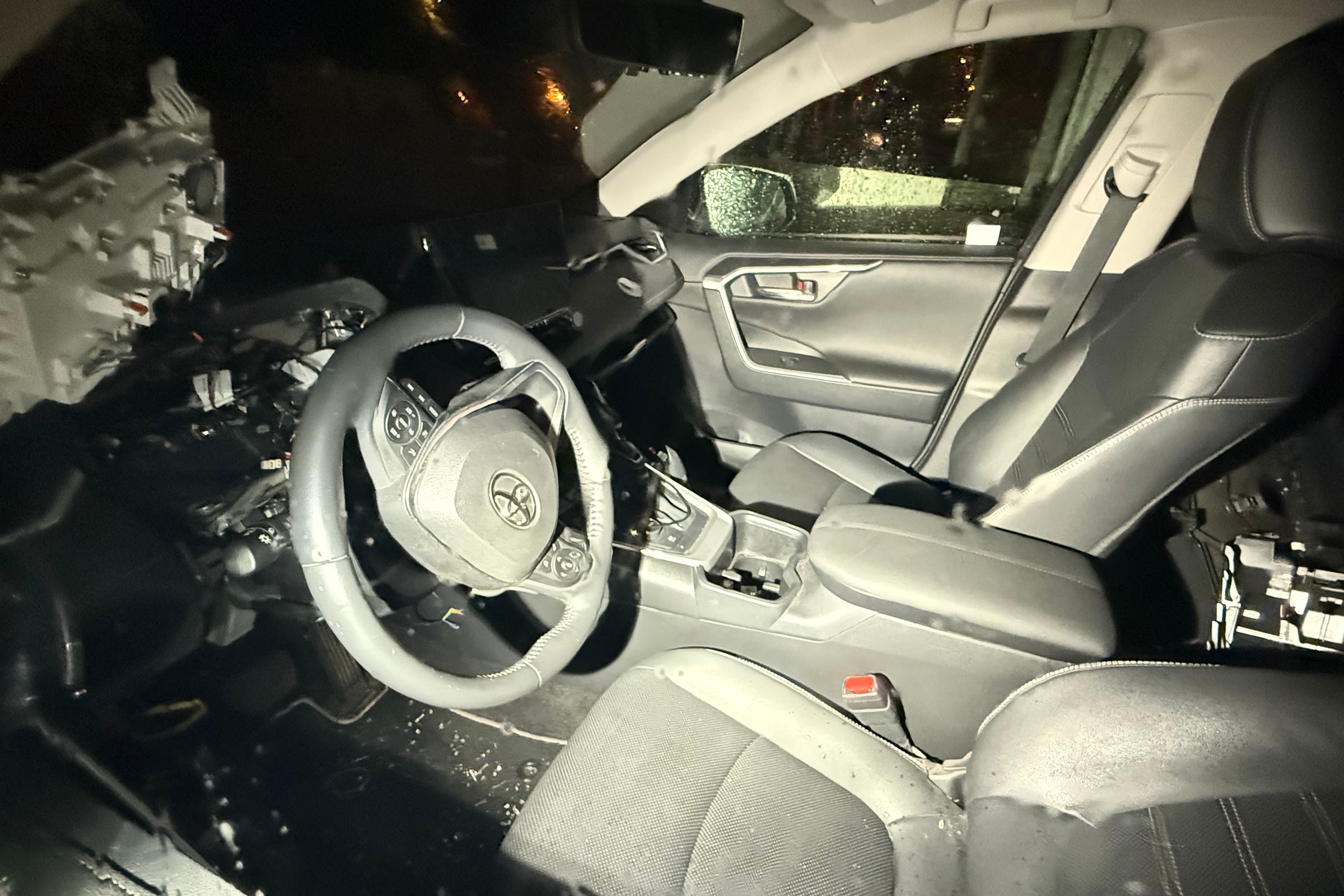 Złodziej chciał ukraść Toyotę mojego kolegi. Nie dał rady, ale zostawił pamiątkę. Opowiem wam, co na to policja