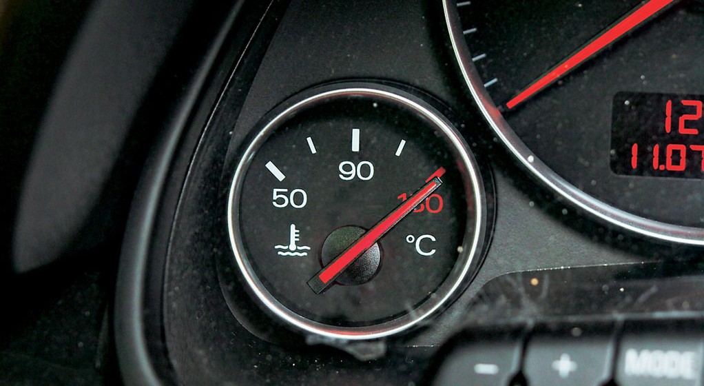 Zgaś silnik, jeśli wskaźnik temperatury wchodzi głęboko na czerwone pole. Motor może się przegrzać w kilka sekund