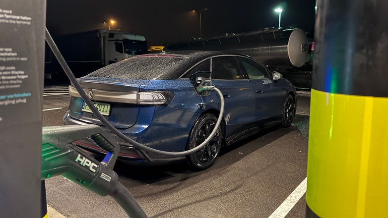 Volkswagen ID.7 ładowanie