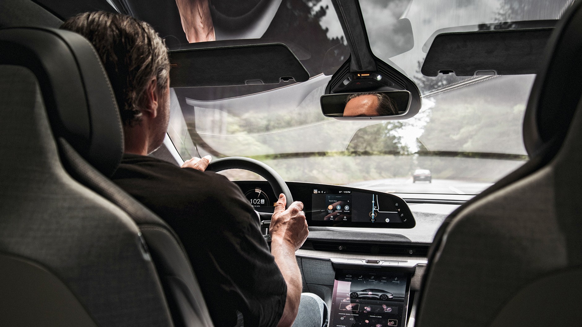 Kokpit Lucida wygląda szykownie, jednak jego obsługa nie jest intuicyjna. Dużo klikania, nawigacja za mała