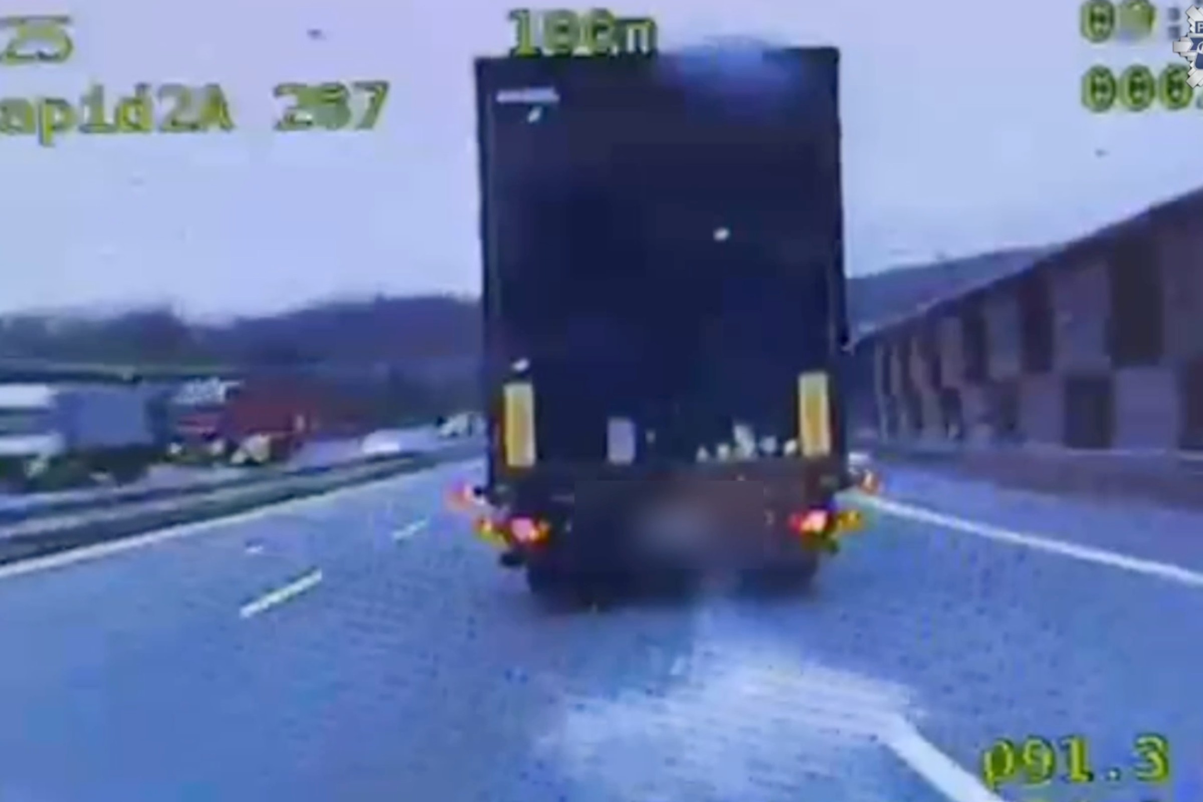 Tafla lodu spadła z samochodu na drogę. Jechał radiowóz, za ten lód wpadło 3000 zł mandatu