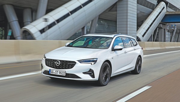 Opel Insignia po liftingu – szlifowanie formy