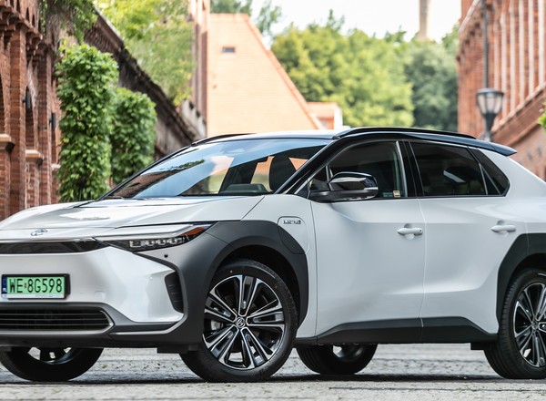Toyota wyprzedaje bZ4X i przypomina o gwarancji na milion kilometrów