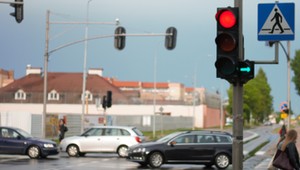 Zielona strzałka — zatrzymać się czy jechać?