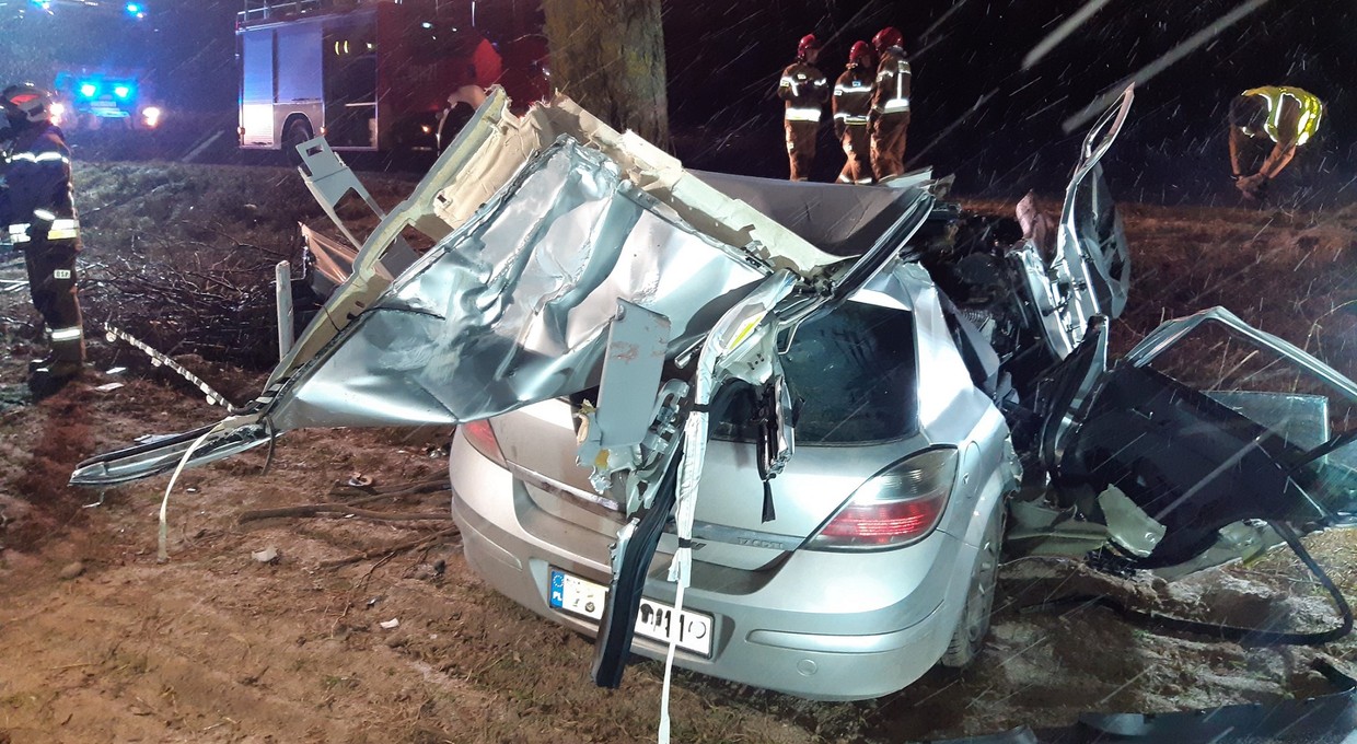 Uderzyli w drzewo, trzech z czterech nastolatków nie żyje. Okropny wypadek na Podlasiu