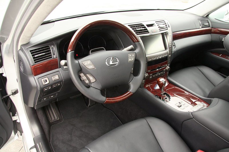 Lexus: hybrydowe wersje modeli GS i LS z większym bagażnikiem