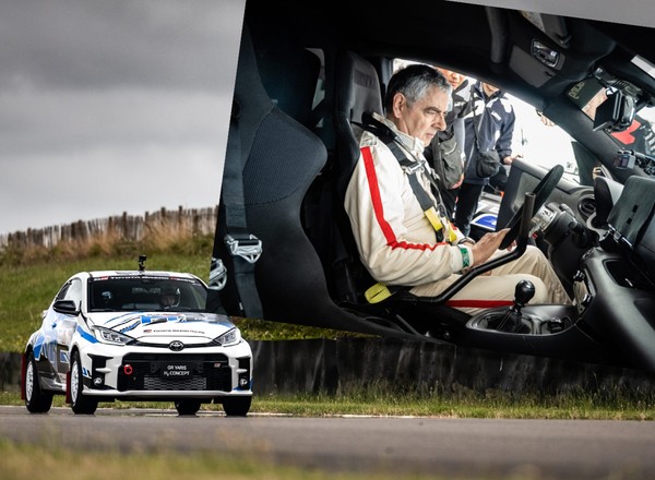 Rowan Atkinson poprowadził sportową Toyotę na wodór. Chyba mu się podobało [WIDEO]