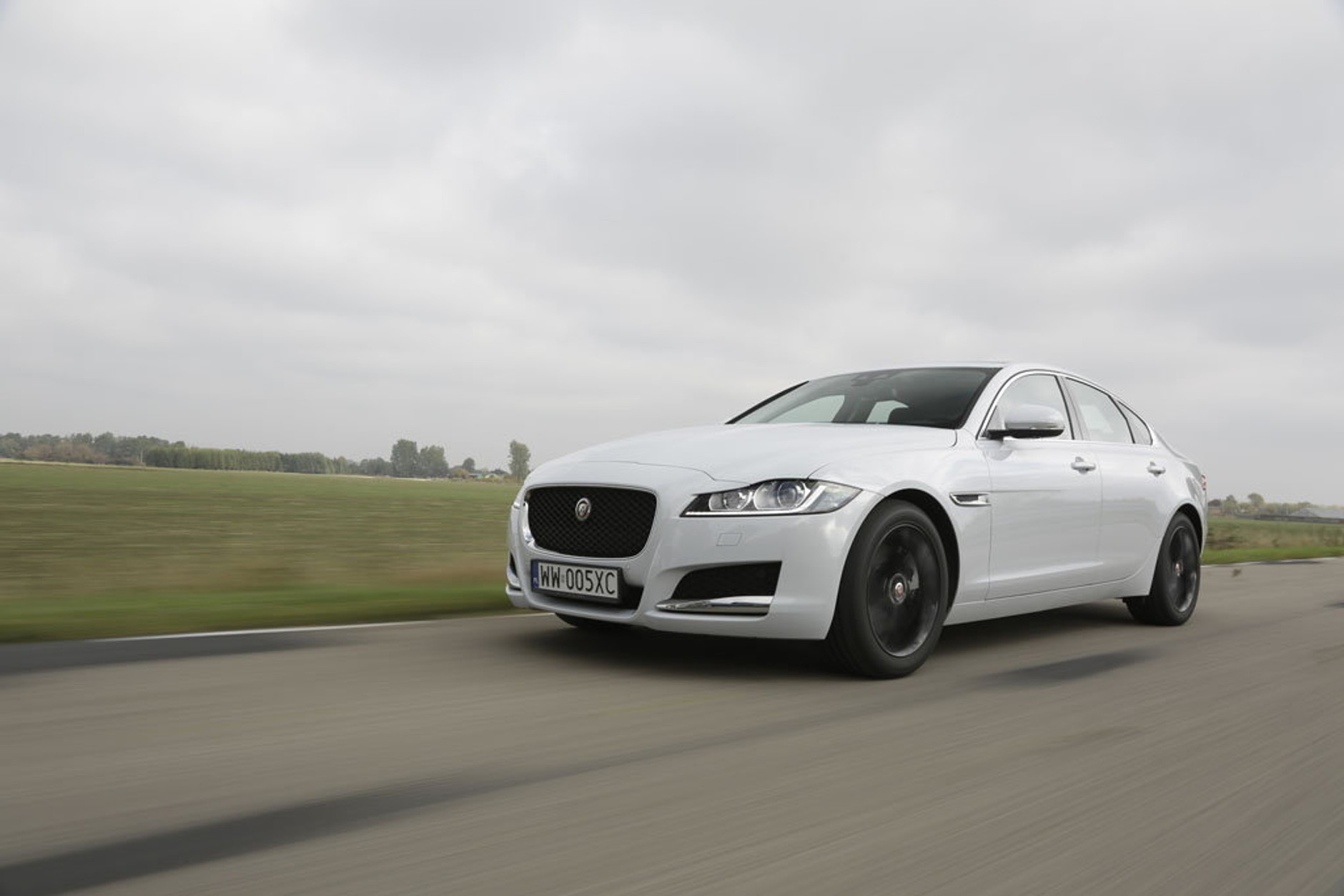 Jaguar XF 25t - prowadzenie ponad komfort