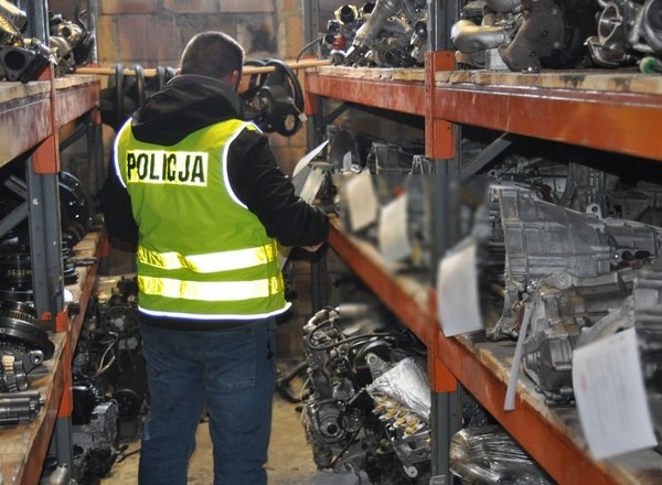 Mieli ścigać złodziei samochodów, teraz sami pójdą siedzieć. Afera w komendzie stołecznej