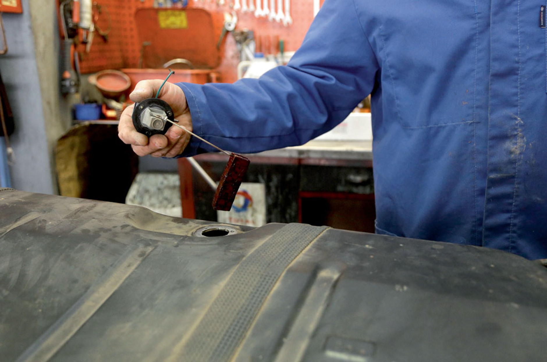 Jak naprawić zardzewiały zbiornik paliwa?