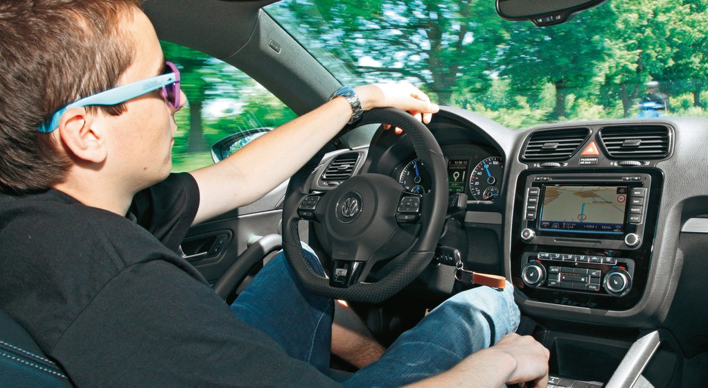 Ten kierowca nawet nie trzyma kierownicy - jego dłoń po prostu na niej spoczywa. Szanse na skuteczną reakcję w sytuacji awaryjnej - żadne.