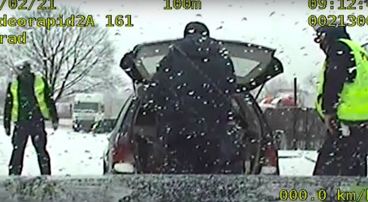 W bagażniku Golfa był pasażer, a na tylnej kanapie... osoba poszukiwana [Nagranie]