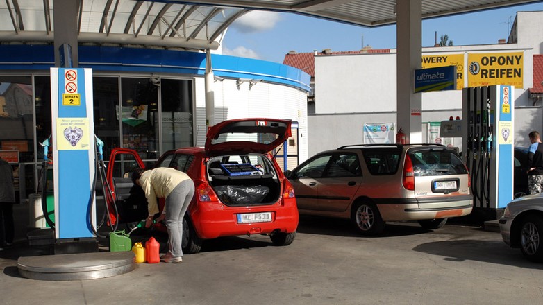 Jak daleko warto jechać po tańsze paliwo?