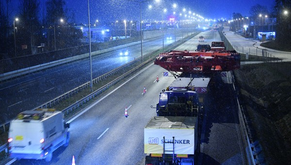 Ogromna maszyna już na rogatkach Warszawy. Dalsza trasa konwoju