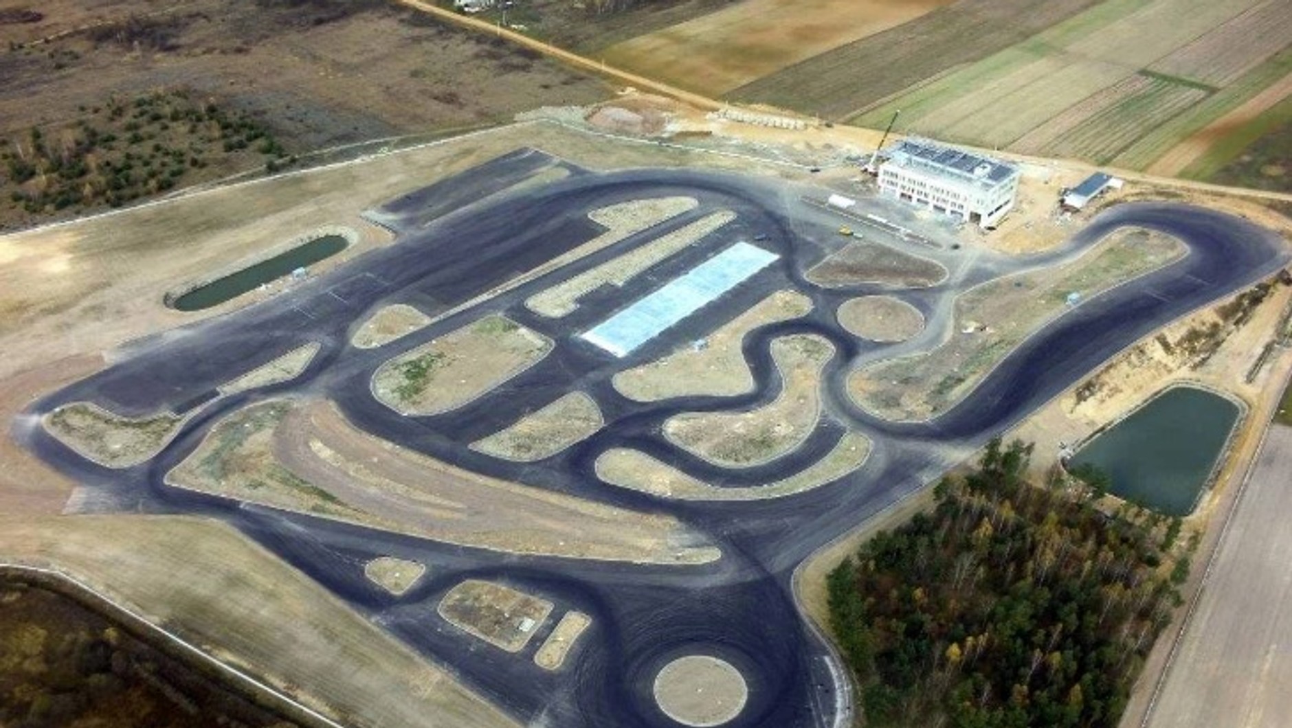 Samochody były testowane na autodromie Jastrząb, położonym ok. 25 km od Radomia. 
Tor szkoleniowy ma długość 3500 m i powierzchnię 7 hektarów.
