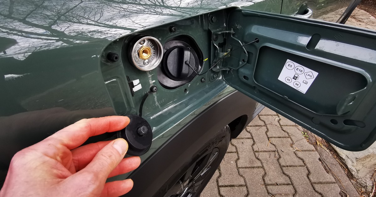 Samochód z instalacją LPG – wlew autogazu obok wlewu benzyny