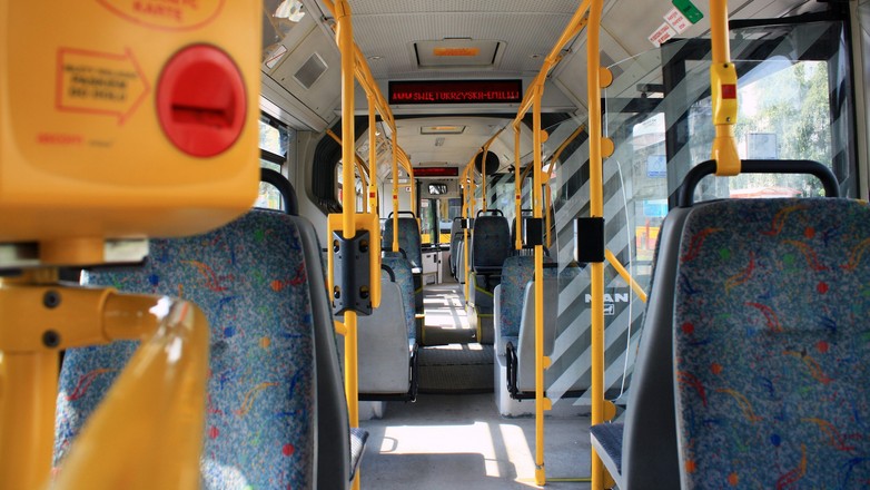 By zapewnić bezpieczeństwo epidemiologiczne, miejskie autobusy i tramwaje powinny jeździć puste albo prawie puste!