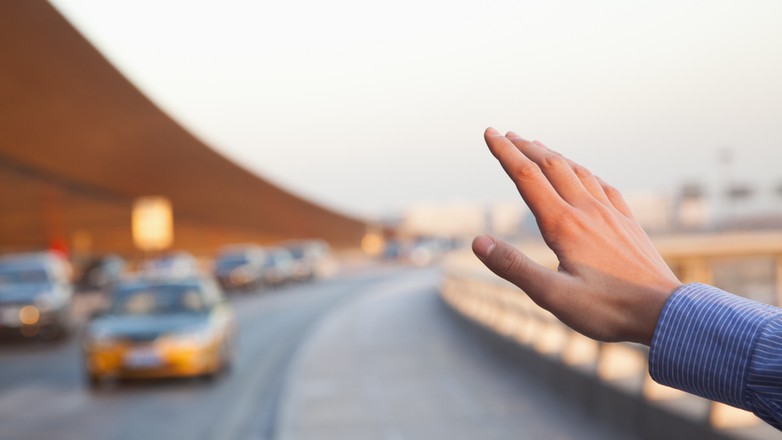 Pieszy z ręką w górze - zdjęcie ilustracyjne