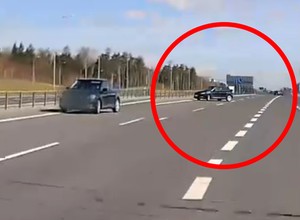 Nagle zdecydowała się na szokujący manewr. Zawróciła na środku drogi [WIDEO]