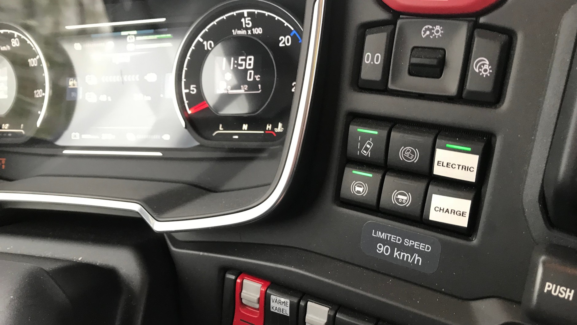 Kierowca może ręcznie uruchomić tryb elektryczny. Wówczas może przejechać do 10 km wyłącznie na energii z baterii