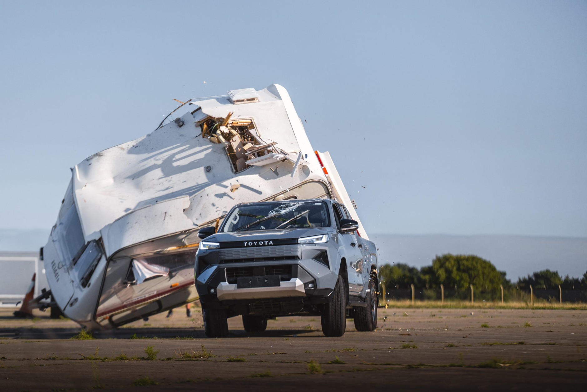 Zrzucili przyczepę kempingową na Toyotę Hilux