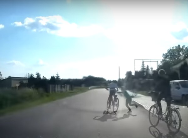 Okrutna zabawa. Dziecko wepchnęło kolegę pod jadące auto