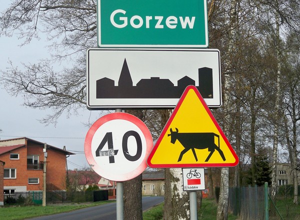 Znaki drogowe w Polsce — wyjaśniamy skąd ten chaos