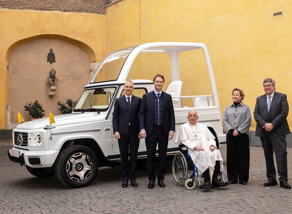 Papież będzie jeździł Klasą G. Mercedes stworzył specjalne "papamobile"