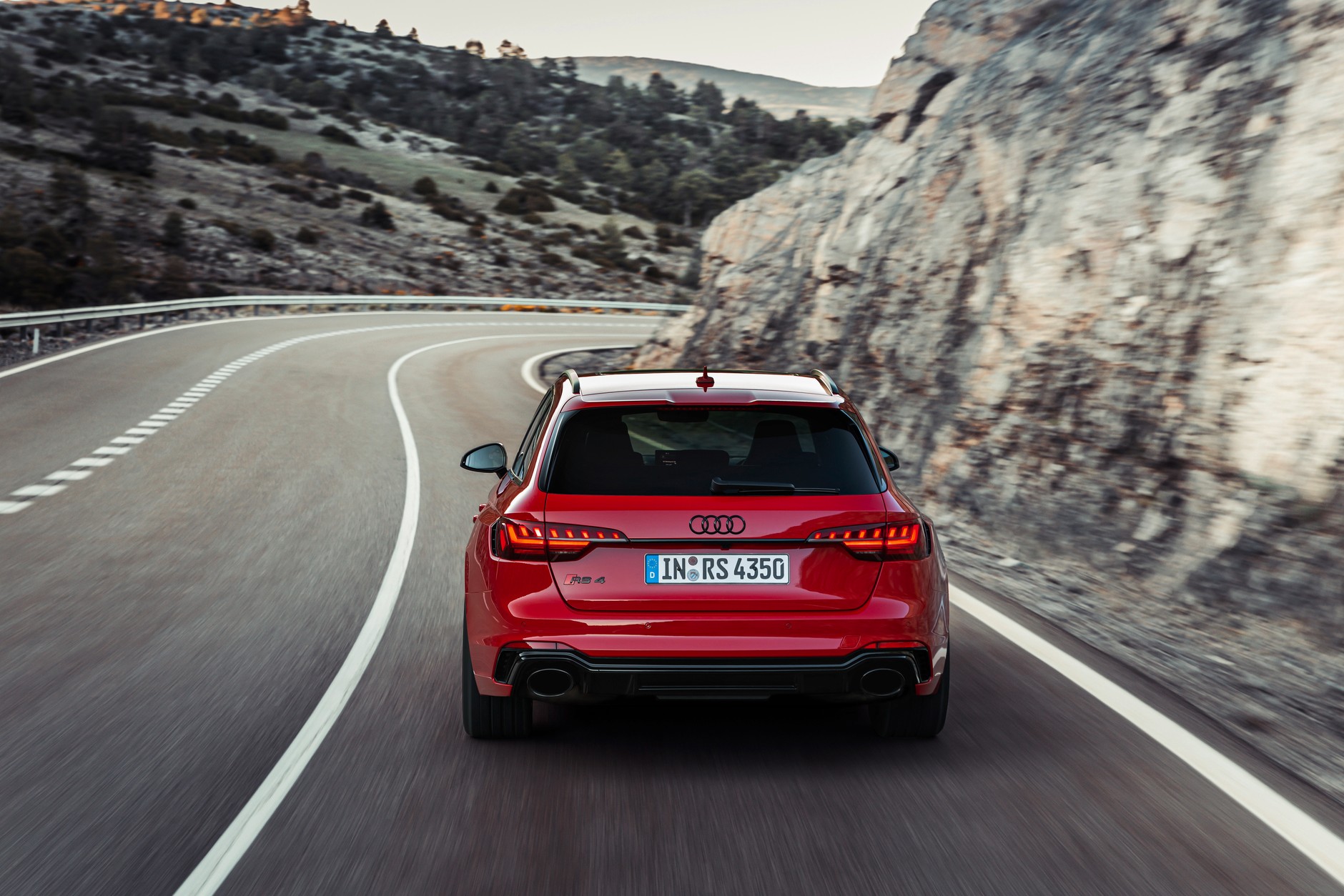 Nowe Audi RS 4 Avant – szybsze i naszpikowane nową elektroniką