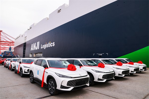 SAIC wprowadził do służby największy samochodowiec świata