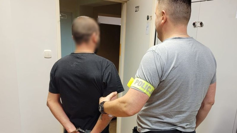 19-latek uderzył w zaparkowane samochody i uciekł