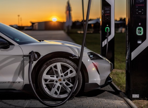 Rozwój infrastruktury nie nadąża za sprzedażą elektryków. Polska pierwsza od końca w rankingu