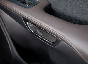 Lexus z elektronicznymi klamkami. Auto może cię nie wypuścić