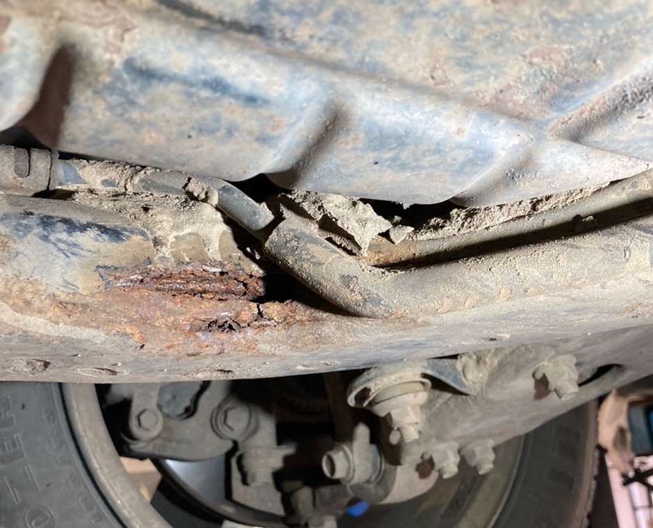 Przednia część podwozia, korozja ramy pomocniczej na granicy przełamania – takie auto nie ma prawa zaliczyć badań technicznych!