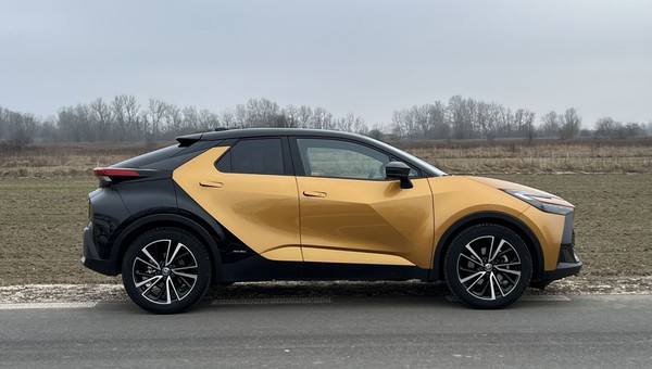 Toyota C-HR z 2025 r. już trafiła na promocję. Sprawdzamy nowy cennik