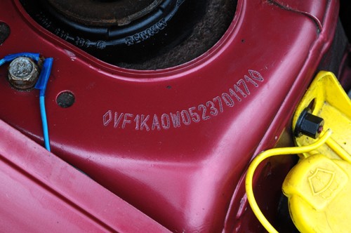 Warto sprawdzić, czy numer VIN w ogłoszeniu rzeczywiście należy do sprzedawanego auta. Oszuści często się niechcący mylą. 