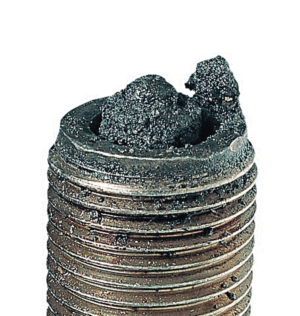 Stopienie elektrod - do stopienia elektrod dochodzi podczas pracy silnika na złej jakości paliwie, oraz w wyniku zbyt wysokiej temperatury spalania. Silnik z taką świecą przestaje pracować i dochodzi do jego uszkodzenia.