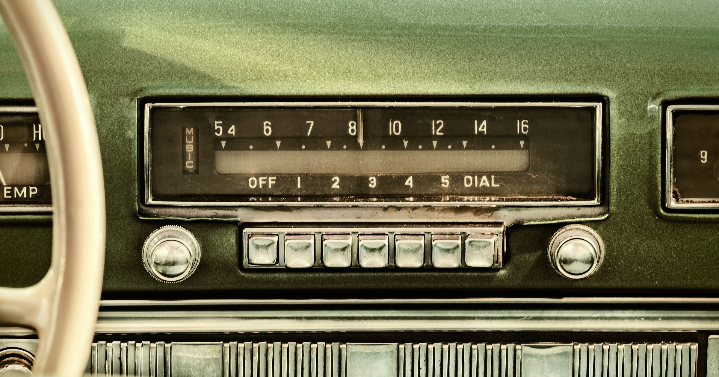 Stare radio samochodowe. Ładniejsze niż wielki ekran dotykowy?