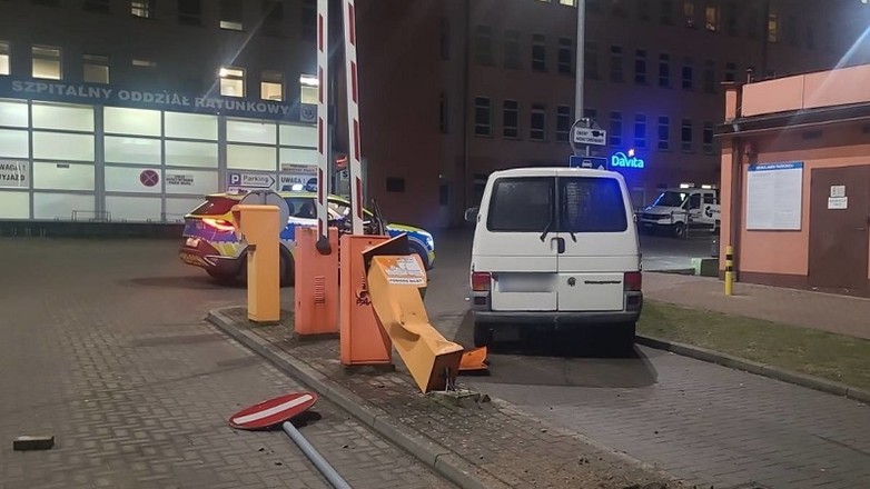 Wjechał na teren szpitala i zniszczył szlaban. Był pijany