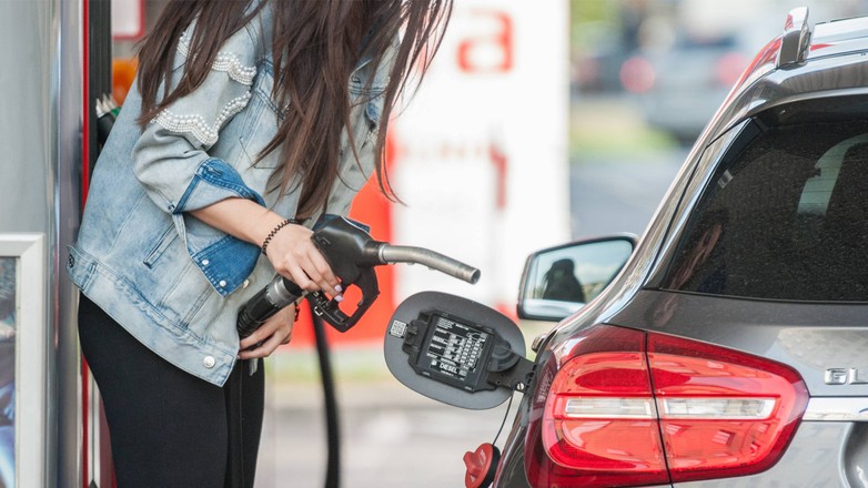 Wakacyjne prognozy cen paliw