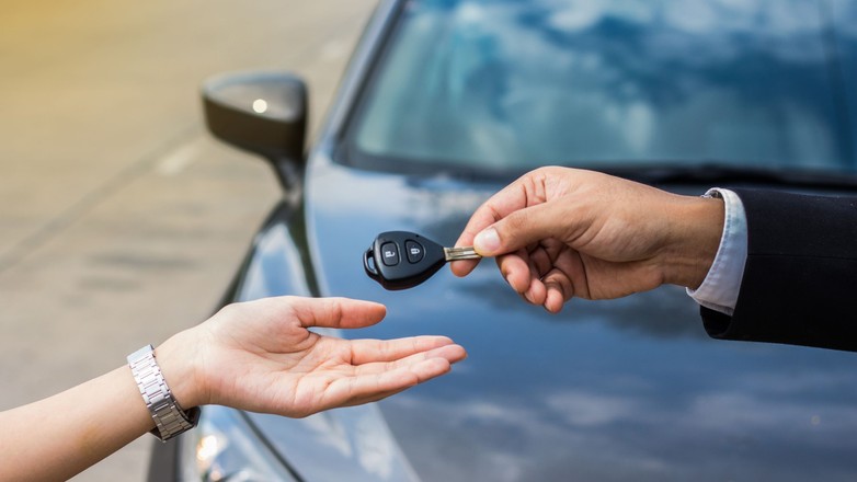 Sprzedaż samochodu (zdjęcie ilustracyjne)