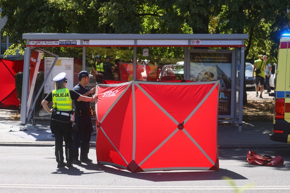 Samochód wjechał w przystanek na warszawskim Mokotowie. Dwie osoby nie żyją