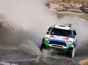 Dakar 2015: kolejna ofiara, Sainz liderem (9 etap, wyniki)