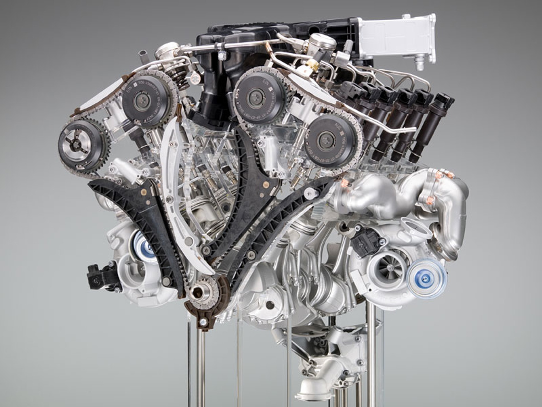 BMW 760i – nowy silnik 6,0 V12 i 8-biegowy automat