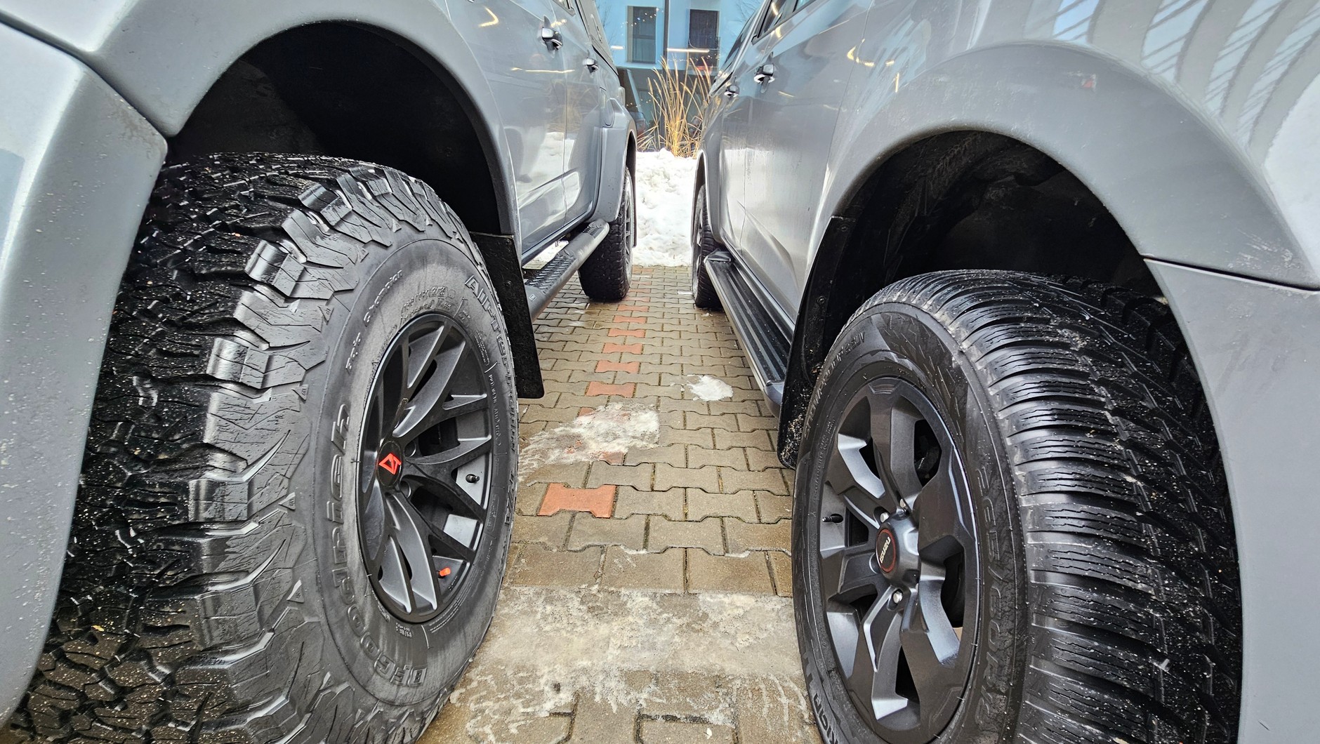 Isuzu D-Max z pakietem Arctic Trucks kontra wersja standardowa