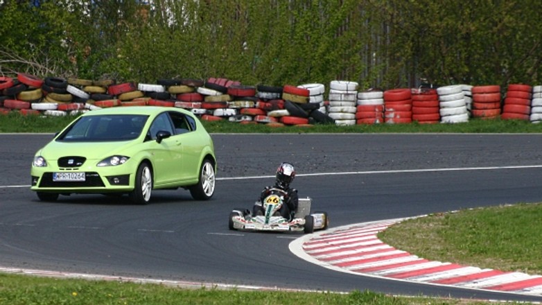 Seat Leon vs kart