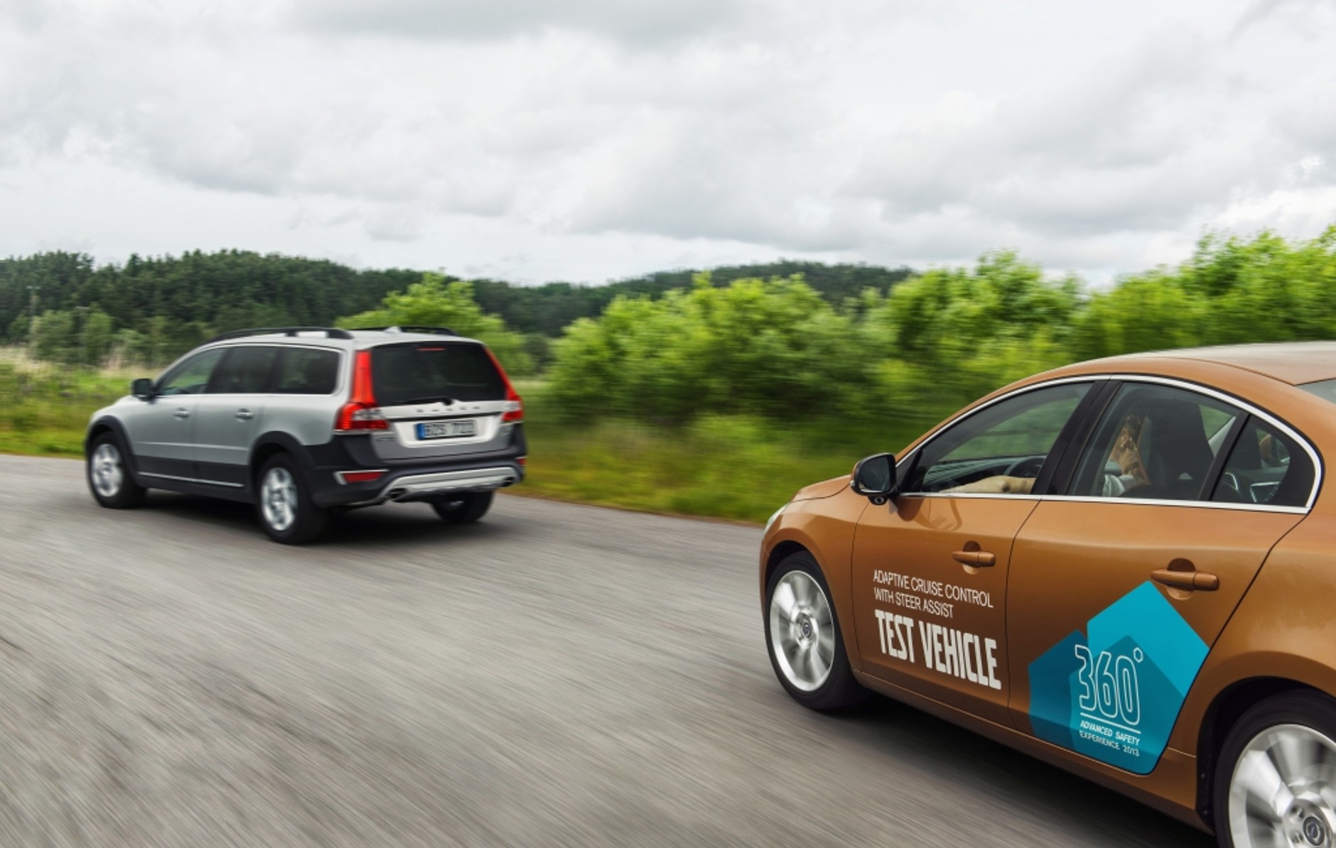 Wystarczy aktywny tempomat z funkcją ostrzegania o kolizji by aż o 42 % obniżyć ryzyko najechania na poprzedzający pojazd.