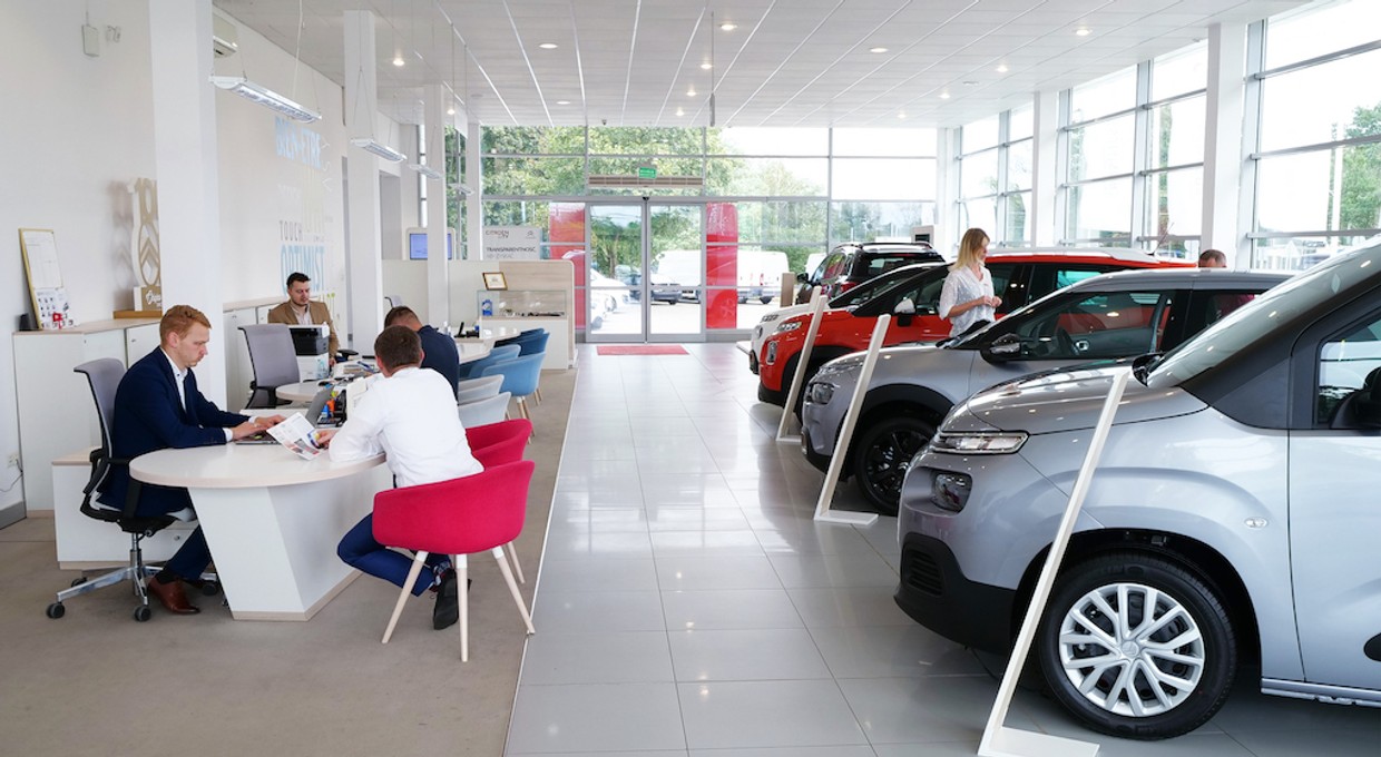 Więcej rejestrujemy, mniej produkujemy i zachłysnęliśmy się klasą premium [Raport PZPM]